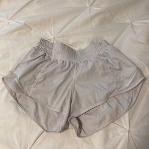 WHITE LULULEMON HOTTY HOT SHORTS 2.5 !!!